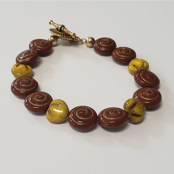 𝅺wooden carved swirl bracelet with toggle clasp - Picture 3 of 14